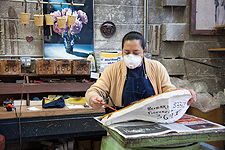 Creating the wax gating system in the interior of a mold.